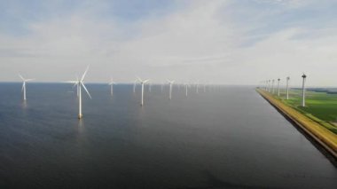 Hava manzaralı rüzgar türbini, rüzgar parkının batı kanadındaki drone manzarası IJsselmeer gölündeki yel değirmeni çiftliği Hollanda 'nın en büyüğü, sürdürülebilir kalkınma, yenilenebilir enerji