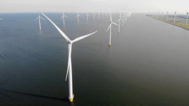 Hava manzaralı rüzgar türbini, rüzgar parkının batı kanadındaki drone manzarası IJsselmeer gölündeki yel değirmeni çiftliği Hollanda 'nın en büyüğü, sürdürülebilir kalkınma, yenilenebilir enerji