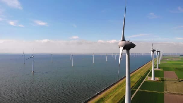 Hava manzaralı rüzgar türbini, rüzgar parkının batı kanadındaki drone manzarası IJsselmeer gölündeki yel değirmeni çiftliği Hollanda 'nın en büyüğü, sürdürülebilir kalkınma, yenilenebilir enerji — Stok video