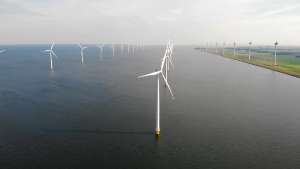 Větrná turbína z leteckého pohledu, Pohled na větrný park westermeerdijk větrný mlýn v jezeře Ithe selmeer největší v Nizozemsku, Udržitelný rozvoj, Obnovitelné zdroje energie — Stock video