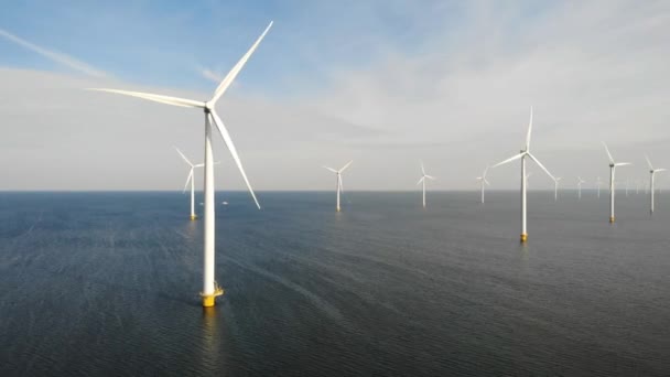 Eolienne vue aérienne, Vue par drone au parc éolien westermeerdijk un parc éolien dans le lac IJsselmeer le plus grand aux Pays-Bas, Développement durable, énergies renouvelables — Video