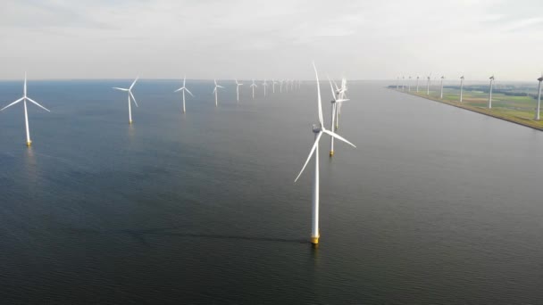 空中から見た風力タービン、風力公園のドローンビュー｜Westmeerdijkaオランダ最大のIJsselmeer湖の風車農場、持続可能な開発、再生可能エネルギー — ストック動画