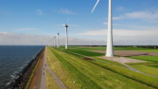 Aerogenerador desde la vista aérea, Drone vista en el parque eólico westermeerdijk una granja de molinos de viento en el lago IJsselmeer el más grande de los Países Bajos, Desarrollo sostenible, energías renovables — Vídeos de Stock