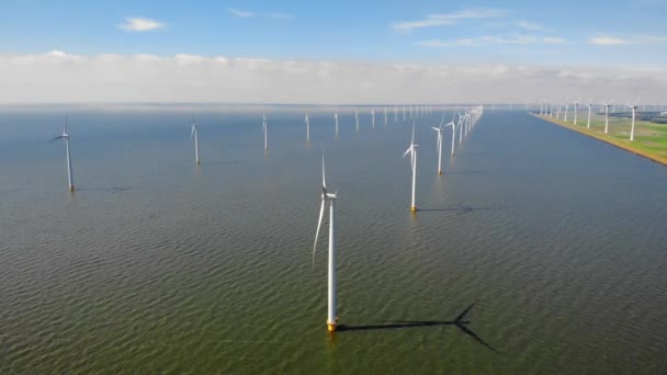 Windkraftanlage aus der Luft, Drohnenblick im Windpark Westmeerdijk, Windkraftpark im IJsselmeer, der größte in den Niederlanden, Nachhaltige Entwicklung, erneuerbare Energien — Stockvideo