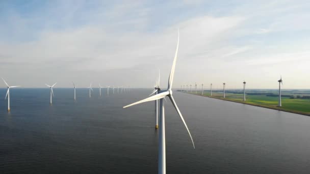 Aerogenerador desde la vista aérea, Drone vista en el parque eólico westermeerdijk una granja de molinos de viento en el lago IJsselmeer el más grande de los Países Bajos, Desarrollo sostenible, energías renovables — Vídeos de Stock