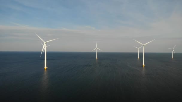 Szélturbina légi kilátásból, Drónkilátás a Windpark Westermeerdijk szélmalom farm a tó IJsselmeer a legnagyobb Hollandiában, Fenntartható fejlődés, Megújuló energia — Stock videók