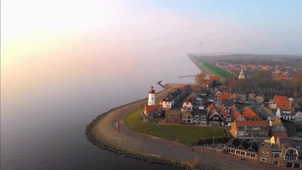 Phare de l'urk sur la plage rocheuse au bord du lac Ijsselmeer par l'ancienne île Urk Flevoland Pays-Bas, vue sur les oiseaux vue sur drone du vieux village hollandais Urk — Video