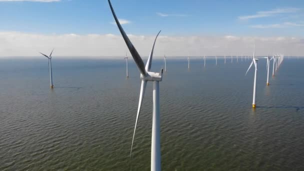 Windturbine vanuit de lucht, Drone view op windpark westermeerdijk een windmolenpark in het IJsselmeer de grootste van Nederland, Duurzame ontwikkeling, Duurzame energie — Stockvideo