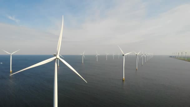 Aerogenerador desde la vista aérea, Drone vista en el parque eólico westermeerdijk una granja de molinos de viento en el lago IJsselmeer el más grande de los Países Bajos, Desarrollo sostenible, energías renovables — Vídeo de stock