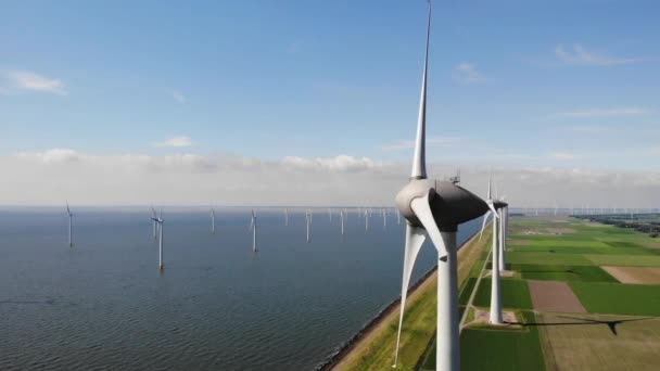 Windkraftanlage aus der Luft, Drohnenblick im Windpark Westmeerdijk, Windkraftpark im IJsselmeer, der größte in den Niederlanden, Nachhaltige Entwicklung, erneuerbare Energien — Stockvideo