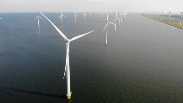 Turbina eólica a partir de vista aérea, vista Drone no parque de vento westermeerdijk uma fazenda de moinhos de vento no lago IJsselmeer o maior dos Países Baixos, desenvolvimento sustentável, energias renováveis — Vídeo de Stock