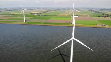 Hava manzaralı rüzgar türbini, rüzgar parkının batı kanadındaki drone manzarası IJsselmeer gölündeki yel değirmeni çiftliği Hollanda 'nın en büyüğü, sürdürülebilir kalkınma, yenilenebilir enerji