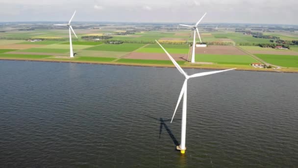 Turbina eolica da vista aerea, Drone vista al parco eolico westermeerdijk un parco eolico nel lago IJsselmeer il più grande nei Paesi Bassi, Sviluppo sostenibile, energie rinnovabili — Video Stock