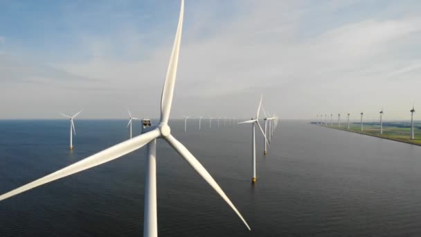 Turbina eólica a partir de vista aérea, vista Drone no parque de vento westermeerdijk uma fazenda de moinhos de vento no lago IJsselmeer o maior dos Países Baixos, desenvolvimento sustentável, energias renováveis — Vídeo de Stock