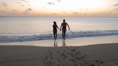 Saint Lucia plajı, Karayipler 'deki St. Lucia Adası' nda tatilde olan orta yaşlı kadın ve erkekler.