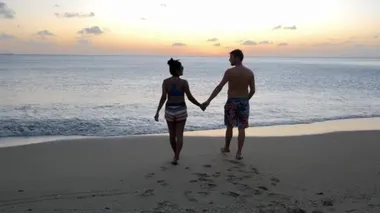 Saint Lucia plajı, Karayipler 'deki St. Lucia Adası' nda tatilde olan orta yaşlı kadın ve erkekler.