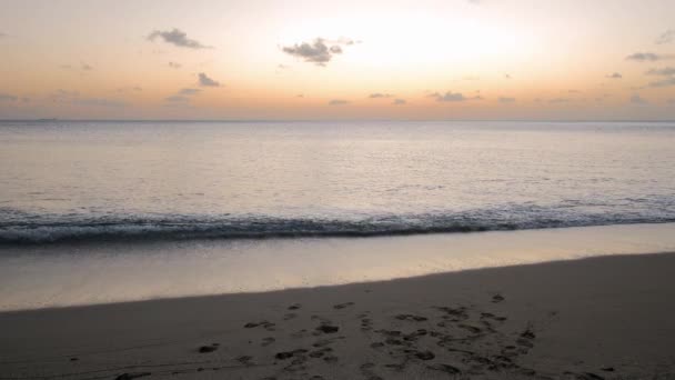 Saint Lucia plajı, sahilde gün batımı... Karayipler 'deki St. Lucia Adası' nda tatil sırasında. — Stok video