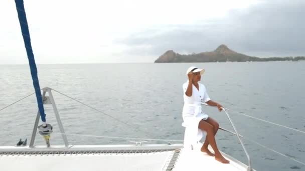 Mulher com vestido e chapéu em barco à vela no oceano caribenho de Santa Lúcia — Vídeo de Stock