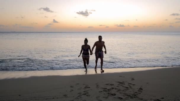 Praia de Santa Lúcia, casal de homens e mulheres de meia idade caminhando na praia durante as férias na Ilha das Caraíbas Santa Lúcia — Vídeo de Stock
