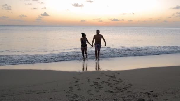 Saint Lucia strand, pár férfi és nő középkorú séta a strandon nyaralás közben a Caribbena Island St Lucia — Stock videók