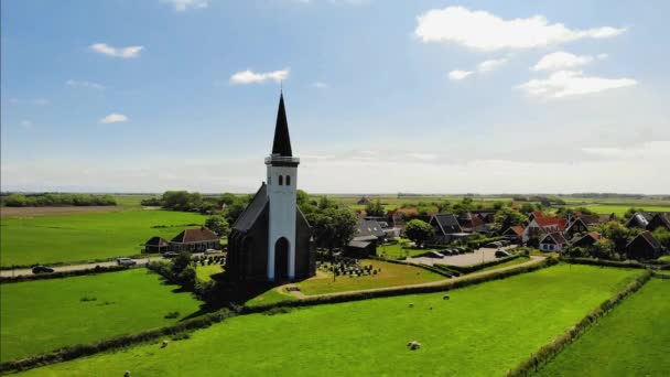 Beyaz kilise Den Hoorn Texel Hollanda, Den Hoorn Texel Holland köyündeki güzel kilise — Stok video