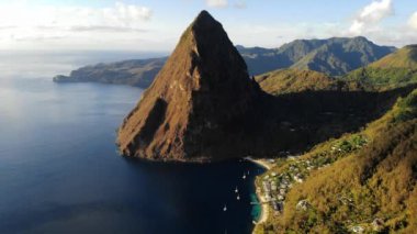 Saint Lucia şeker plajı St Lucia dağlarında büyük piton drone manzarası