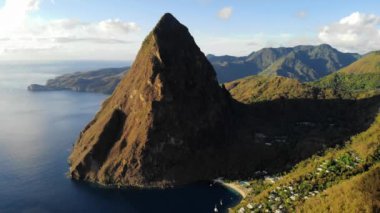 Saint Lucia şeker plajı St Lucia dağlarında büyük piton drone manzarası
