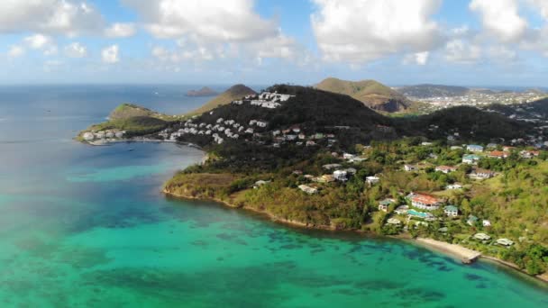 Saint Lucia Castries van bovenaf met luxe hotels, St Lucia tropisch eiland — Stockvideo