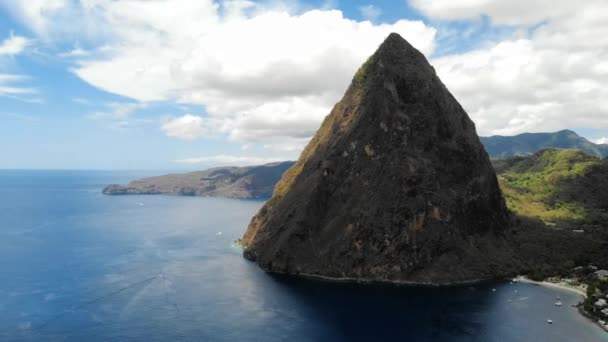 Grandes pitons vue sur drone à Sainte-Lucie plage de sucre Sainte-Lucie montagnes 
