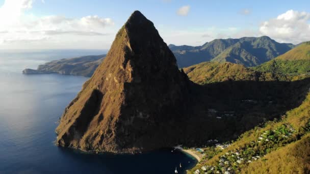 Enorme pitons drone uitzicht op Saint Lucia suikerstrand St Lucia bergen — Stockvideo
