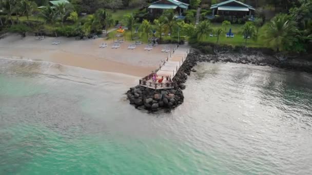 Saint Lucia Castries van boven met luxe hotels, St Lucia tropische eiland, paar wandelen op het strand — Stockvideo