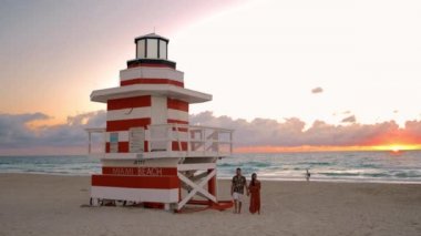 Miami sahilinde bir çift, cankurtaran kulübesi, Miami sahilinde Florida.