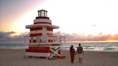 Miami sahilinde bir çift, cankurtaran kulübesi, Miami sahilinde Florida.