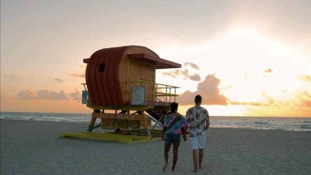 Pareja en la playa en Miami Beach, refugio salvavidas Miami Beach Florida — Vídeo de stock