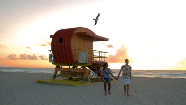 マイアミビーチのカップルライフガード小屋マイアミビーチフロリダ — ストック動画