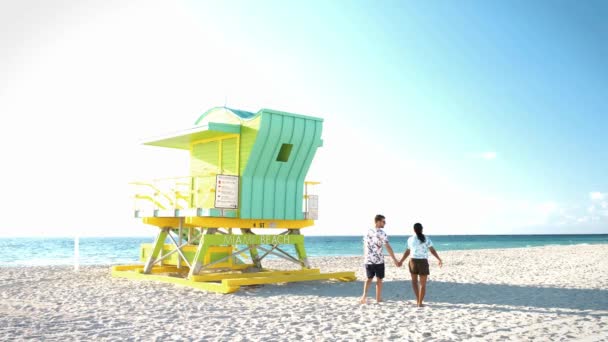 Casal na praia na praia de Miami, cabana salva-vidas Miami praia Florida — Vídeo de Stock