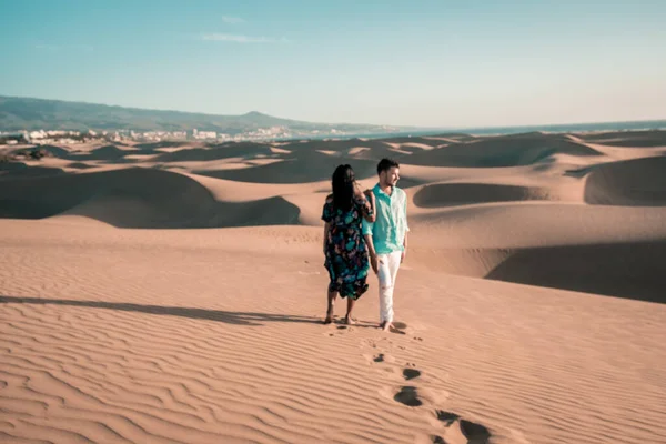 Koppel wandelen aan het strand van Maspalomas Gran Canaria Spanje, mannen en vrouwen aan de zandduinen woestijn van Maspalomas — Stockfoto