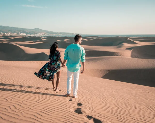 Pareja caminando por la playa de Maspalomas Gran Canaria España, hombres y mujeres en las dunas del desierto de Maspalomas — Foto de Stock