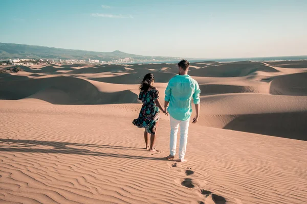 Pareja caminando por la playa de Maspalomas Gran Canaria España, hombres y mujeres en las dunas del desierto de Maspalomas —  Fotos de Stock