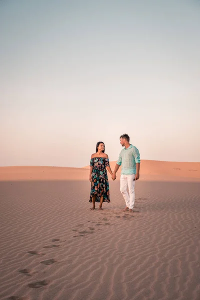 Пара прогулка на пляже Маспаломас Гран-Канария Испания, мужчины и женщины на песчаных дюнах пустыни Маспаломас — стоковое фото