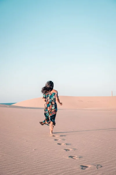 Maspalomas Gran Canariaのビーチを歩く女性スペイン、 Maspalomasの砂丘砂漠の女の子 — ストック写真