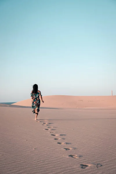 Donna passeggiando sulla spiaggia di Maspalomas Gran Canaria Spagna, ragazza alle dune di sabbia deserto di Maspalomas — Foto Stock