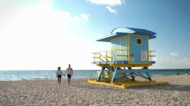 Miami sahilinde bir çift, cankurtaran kulübesi, Miami sahilinde Florida.