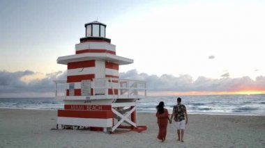 Miami sahilinde bir çift, cankurtaran kulübesi, Miami sahilinde Florida.