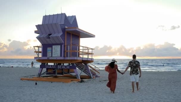 Pár a strandon Miami Beach, életmentő kunyhó Miami Beach Florida — Stock videók