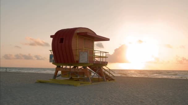 Miami Beach, a praia na praia de Miami, cabana salva-vidas Miami Beach Florida — Vídeo de Stock