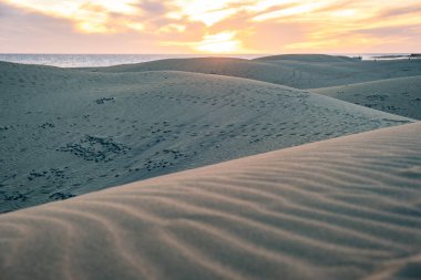 Güneş doğarken Maspalomas Büyük Kanarya 'nın kum tepeleri