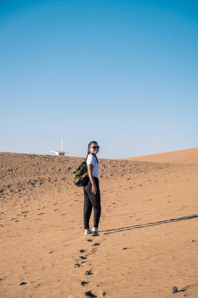 Kobieta spacerująca po plaży Maspalomas Gran Canaria Hiszpania, dziewczyna na pustyni wydm Maspalomas — Zdjęcie stockowe