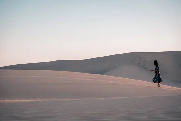 Frau am Strand von Maspalomas Gran Canaria Spanien, Mädchen in der Sanddünen-Wüste von Maspalomas — Stockfoto