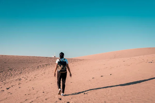 Maspalomas Gran Canariaのビーチを歩く女性スペイン、 Maspalomasの砂丘砂漠の女の子 — ストック写真